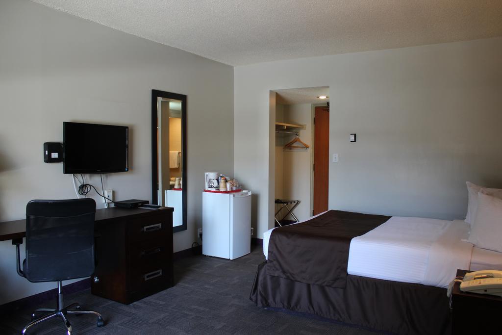 Walking Eagle Inn & Lodge Rocky Mountain House Bagian luar foto