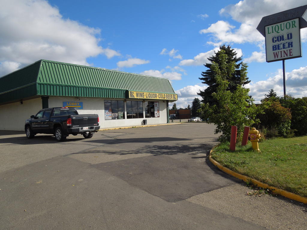 Walking Eagle Inn & Lodge Rocky Mountain House Bagian luar foto