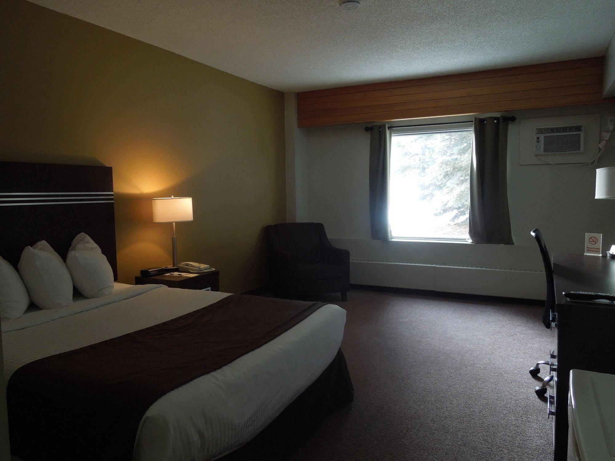 Walking Eagle Inn & Lodge Rocky Mountain House Bagian luar foto